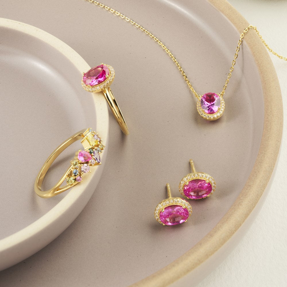 MilleNor halskæde med pink zirkonia vist sammen med matchende øreringe og ringe