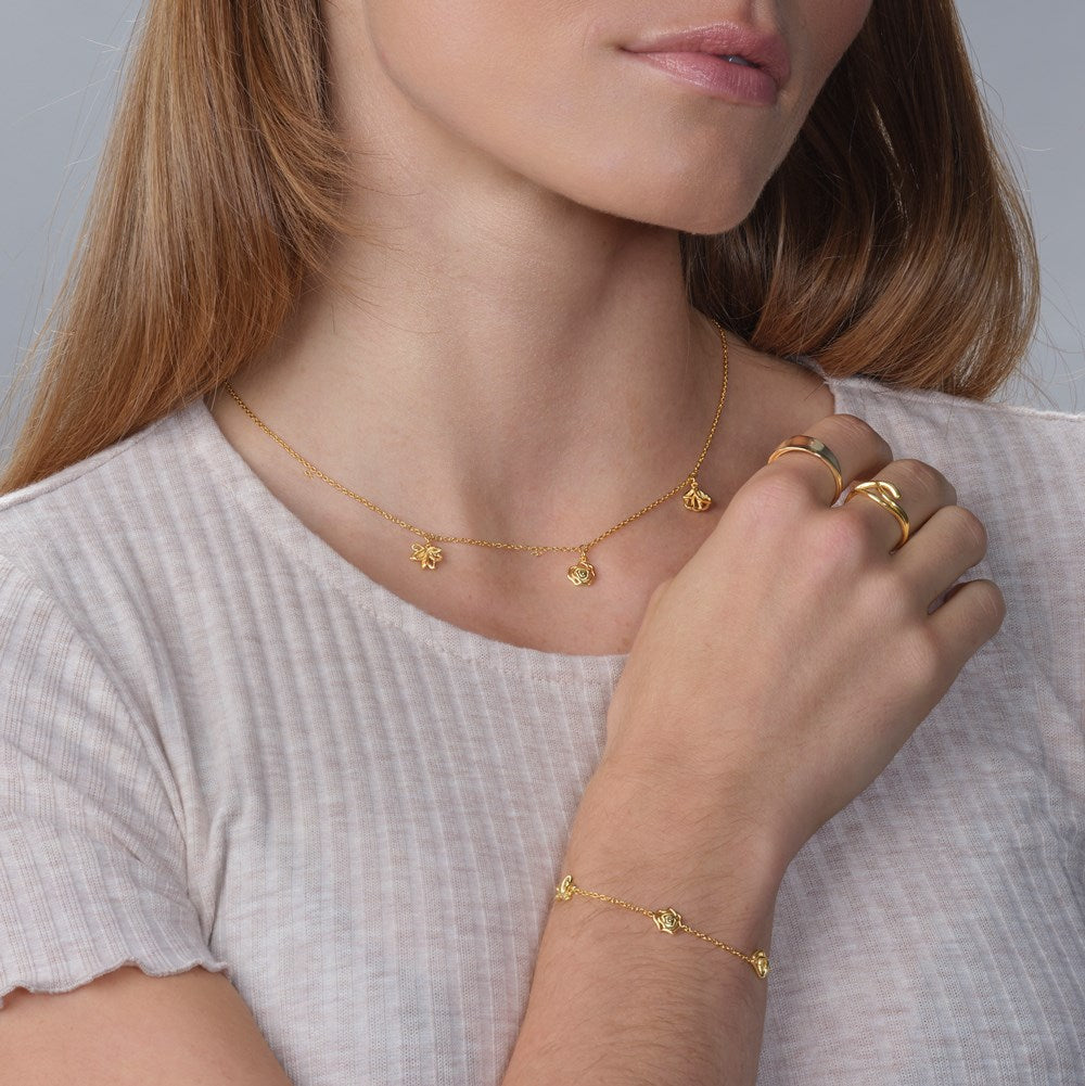 Nordahl - BLOSSOM52 armbånd i forgyldt sølv båret af model