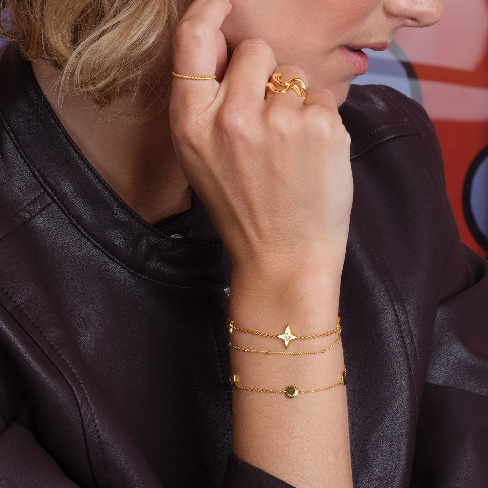 Nordahl Jewellery - UNIVERSE52 rhodineret sølv armbånd m. symboler båret af model
