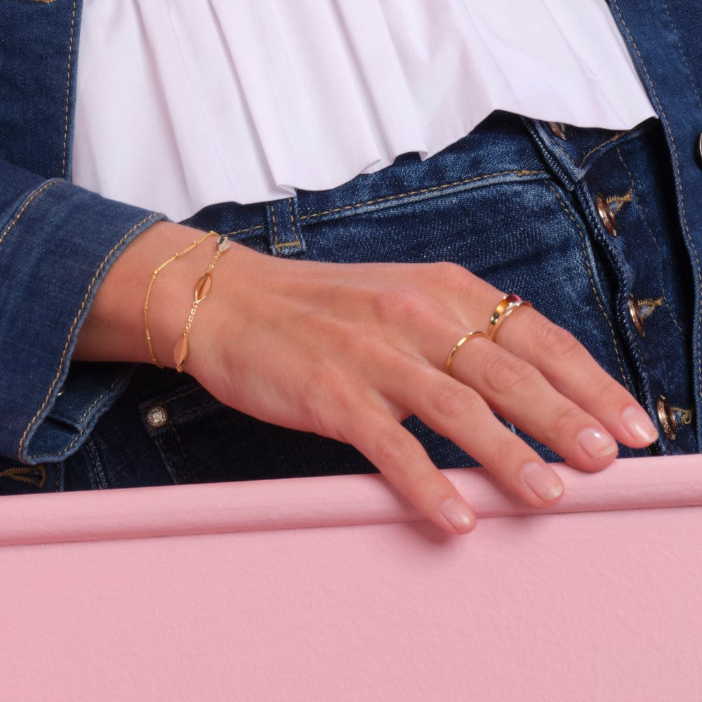 Nordahl Jewellery - LEAVE52 rhodineret sterlingsølv blad armbånd båret af model