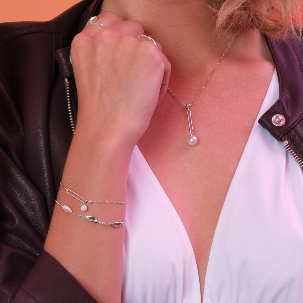 Nordahl Jewellery - LEAVE52 forgyldt sterlingsølv blad armbånd båret af model (2)