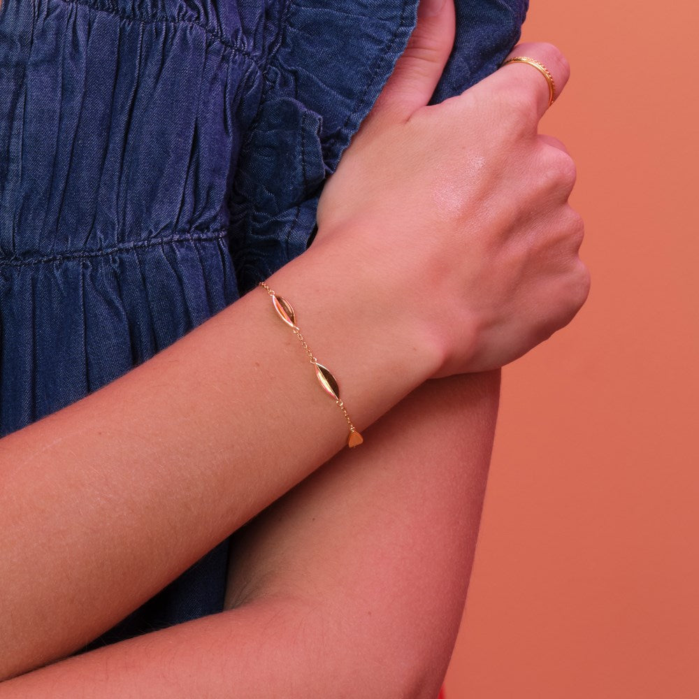 Nordahl Jewellery - LEAVE52 forgyldt sterlingsølv blad armbånd på model i detaljebillede