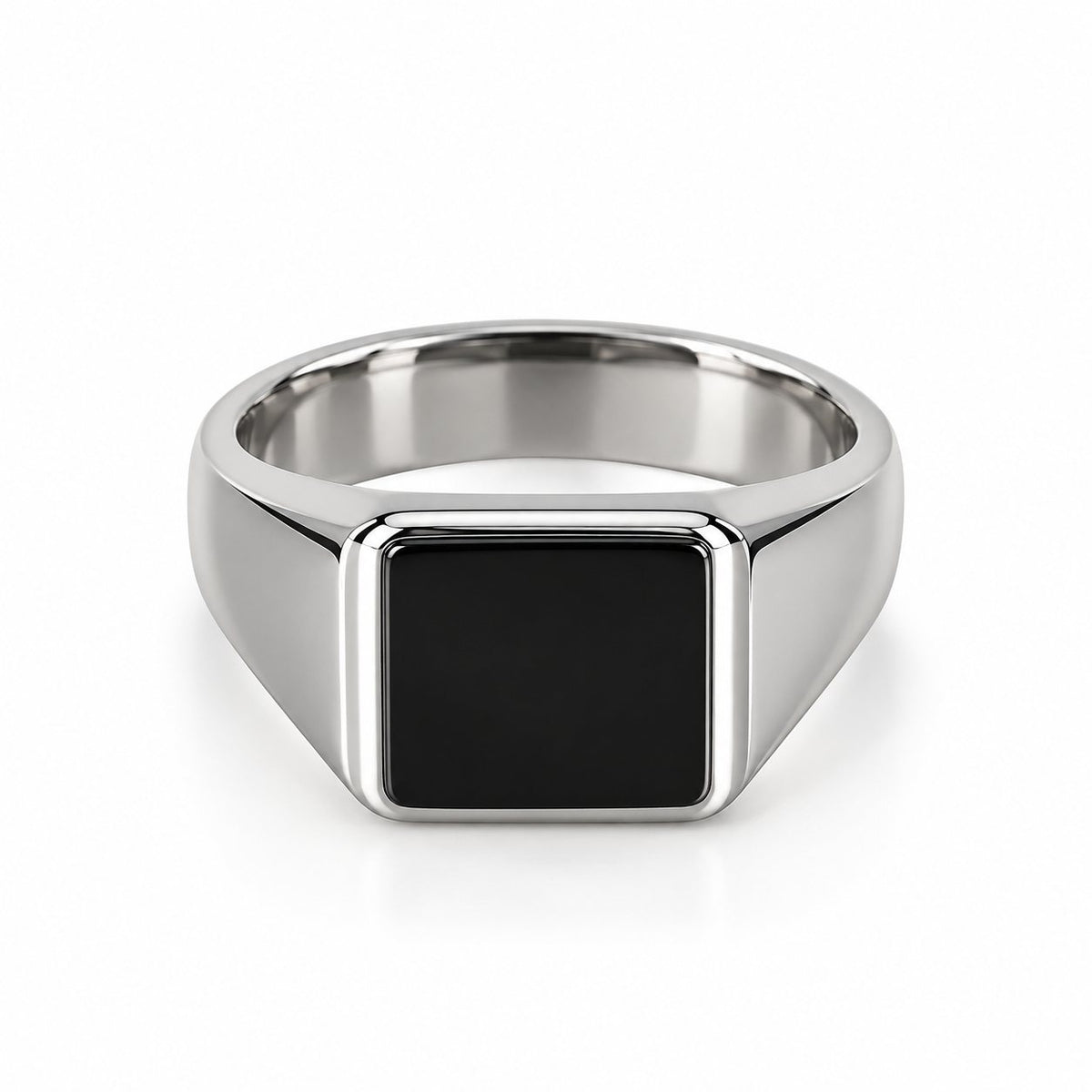 Rico's signetring i rustfrit stål med firkantet sort onyx på 10 x 10 mm på hvid baggrund