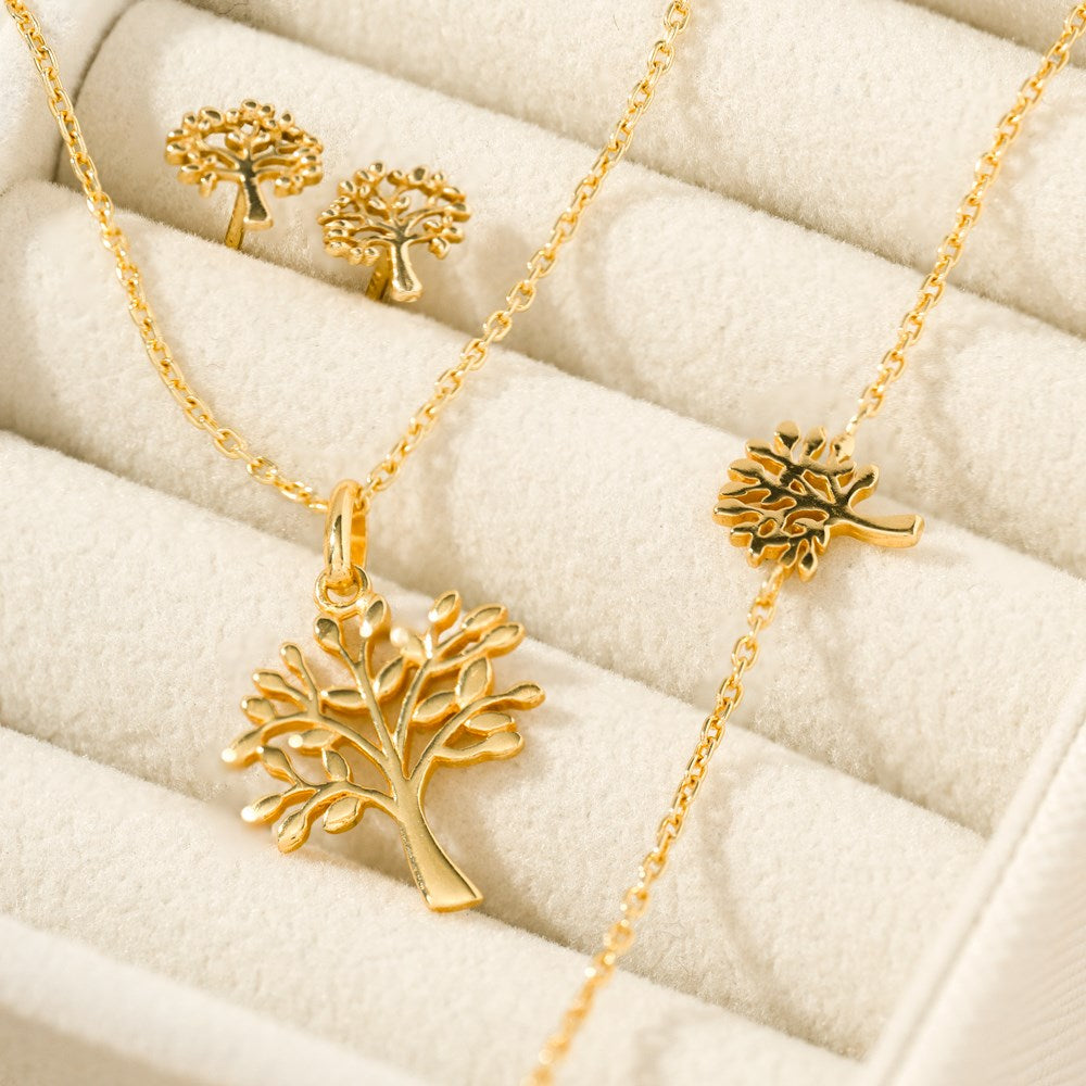 Nordahl Jewellery - TREE52 armbånd i forgyldt sølv m. livets træ vist sammen med øvrige smykker fra serien