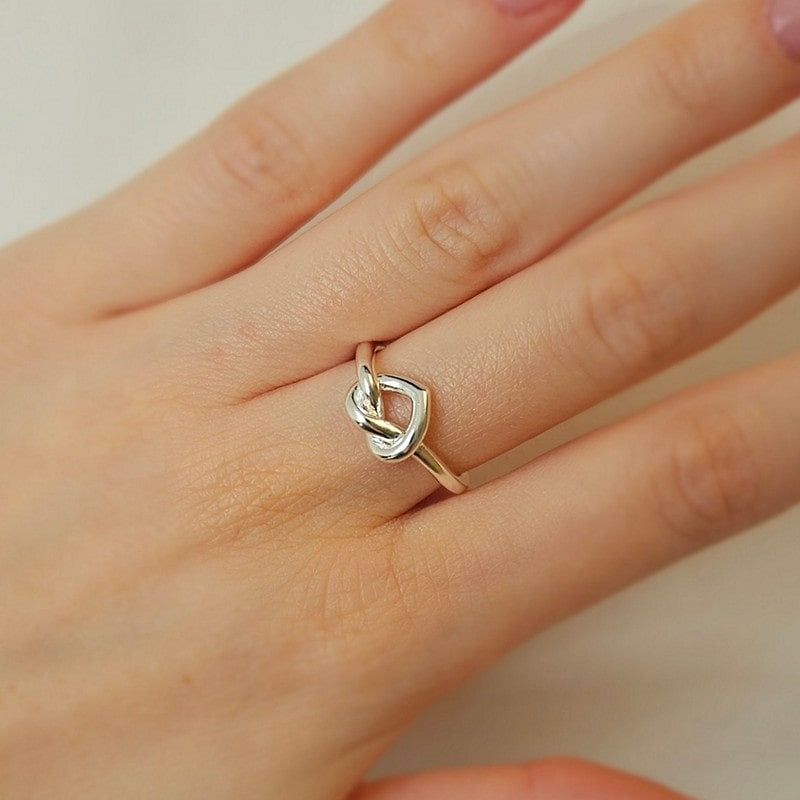 Jane Kønig - Tied Heart Ring i sølv