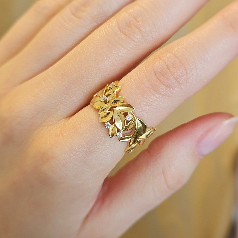 Mads Z - Olive Love ring i 14 kt guld med diamanter på i alt 0,28 ct. W.SI