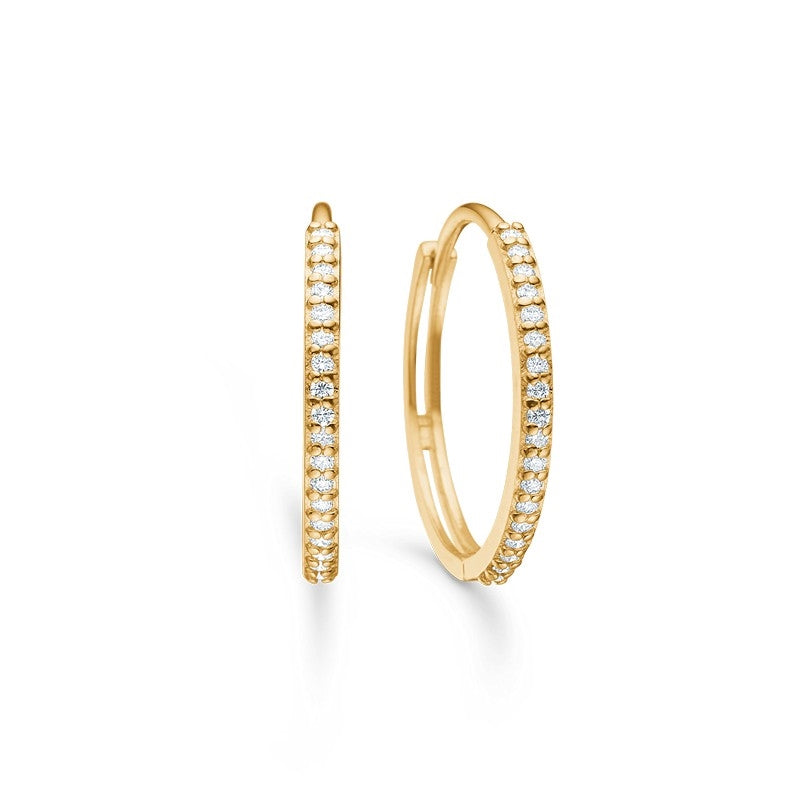 Lumina hoops i 14 kt guld er et tidløst smykke fra Mads Z