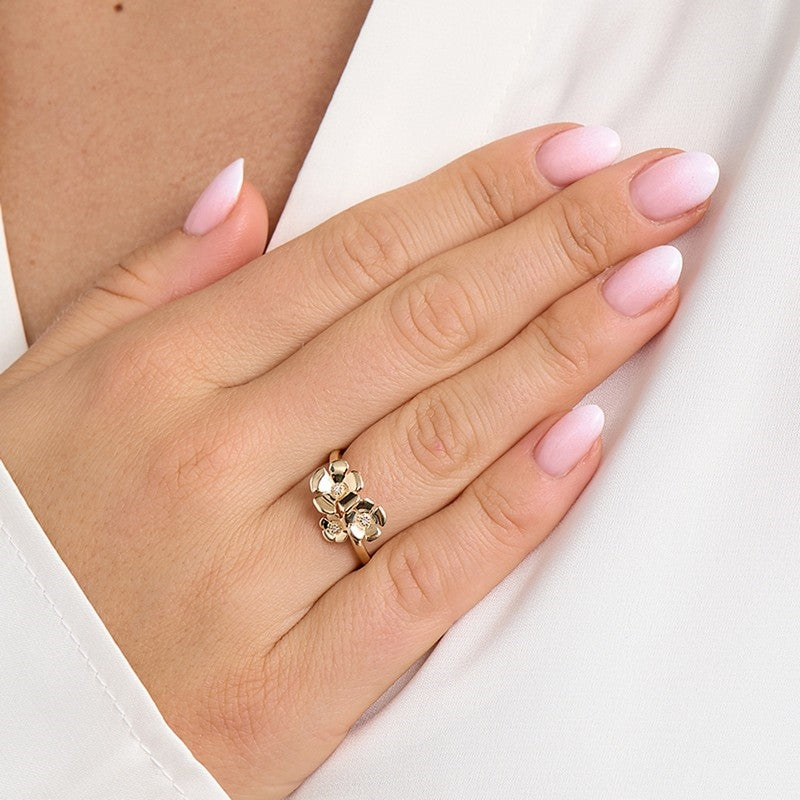 Mads Z Fleur ring i 14 kt guld med 3 blomster og 0,012 ct diamanter båret på model