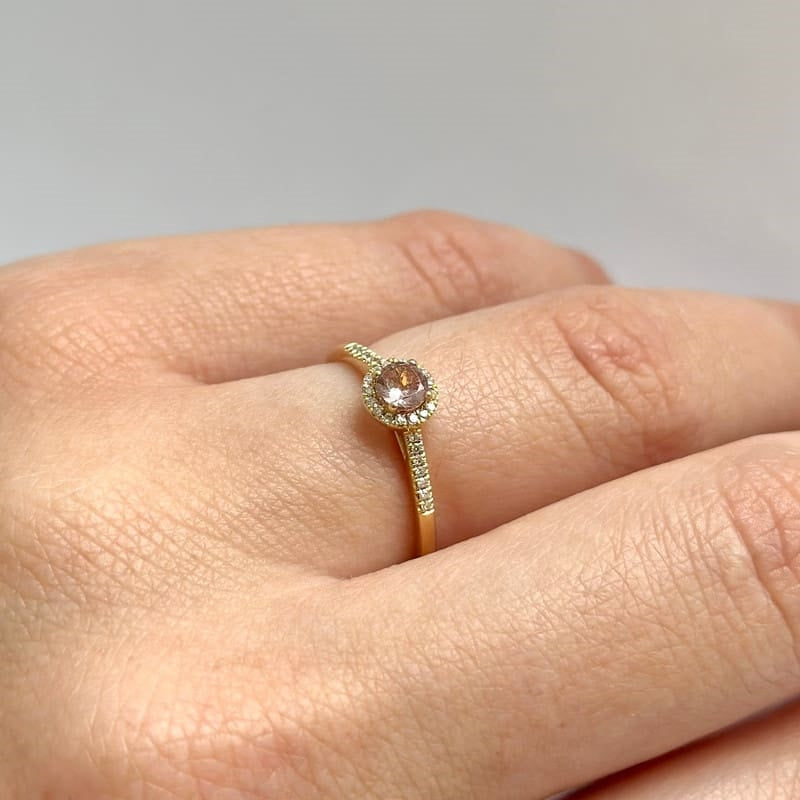 Mads Z Madeleine ring i 14 karat guld med granat og brillanter