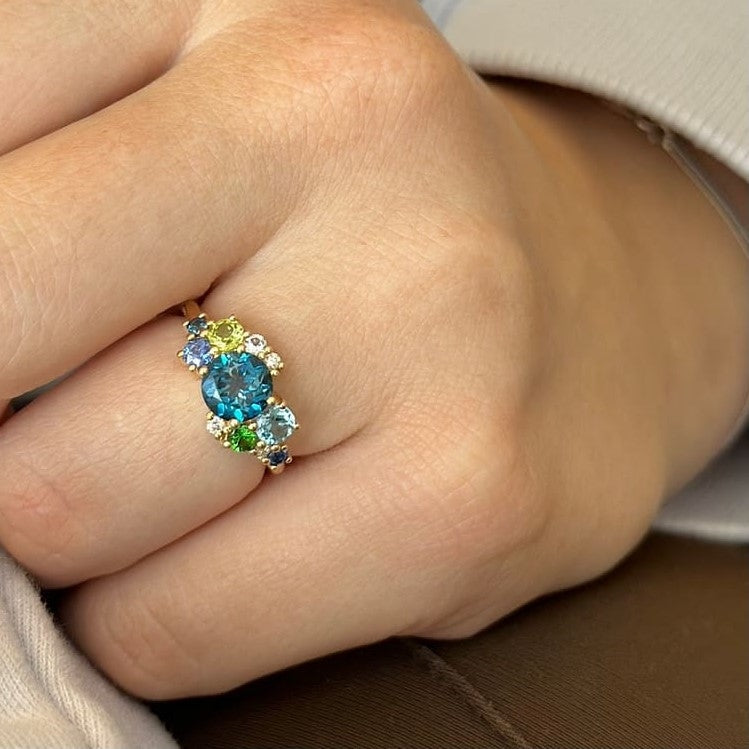 Mads Z Four Seasons Winter ring i 14 kt guld med blå ædelstene og 0,06 ct diamanter båret på model