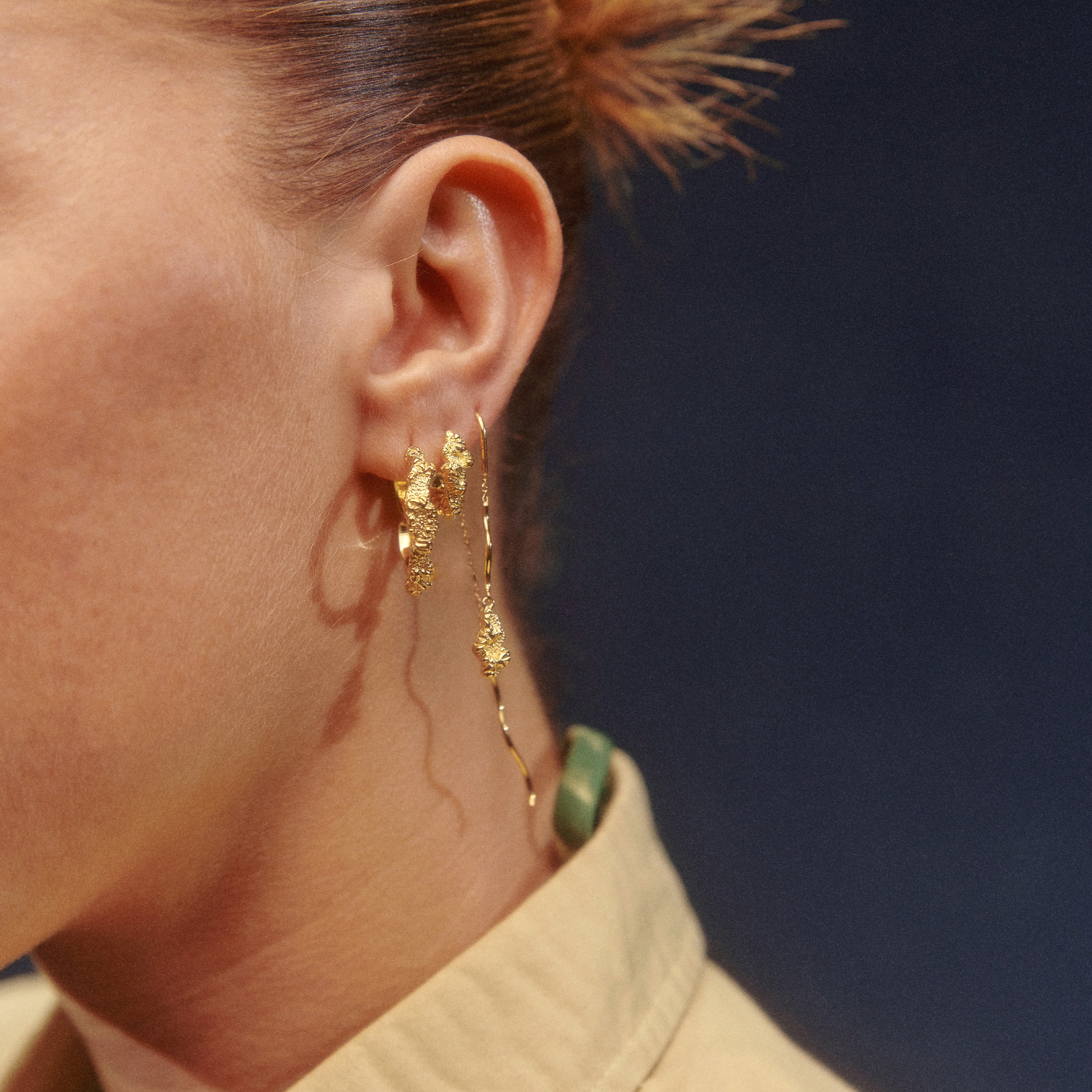 Camille Brinch Small Levitate Crush Hoops forgyldt