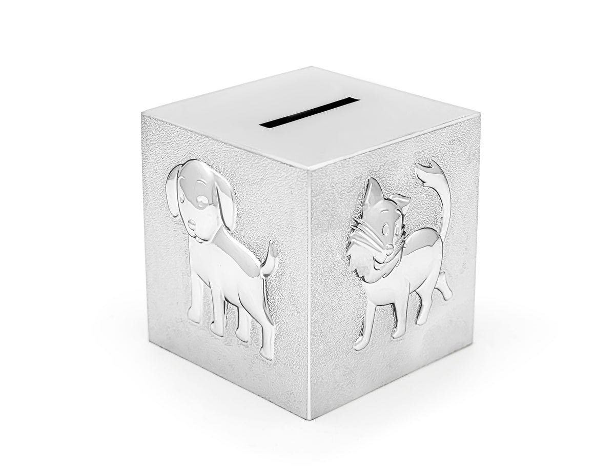 Zilverstad Cube Pets sparebøsse i sølvfarvet metal med prægede dyremotiver.