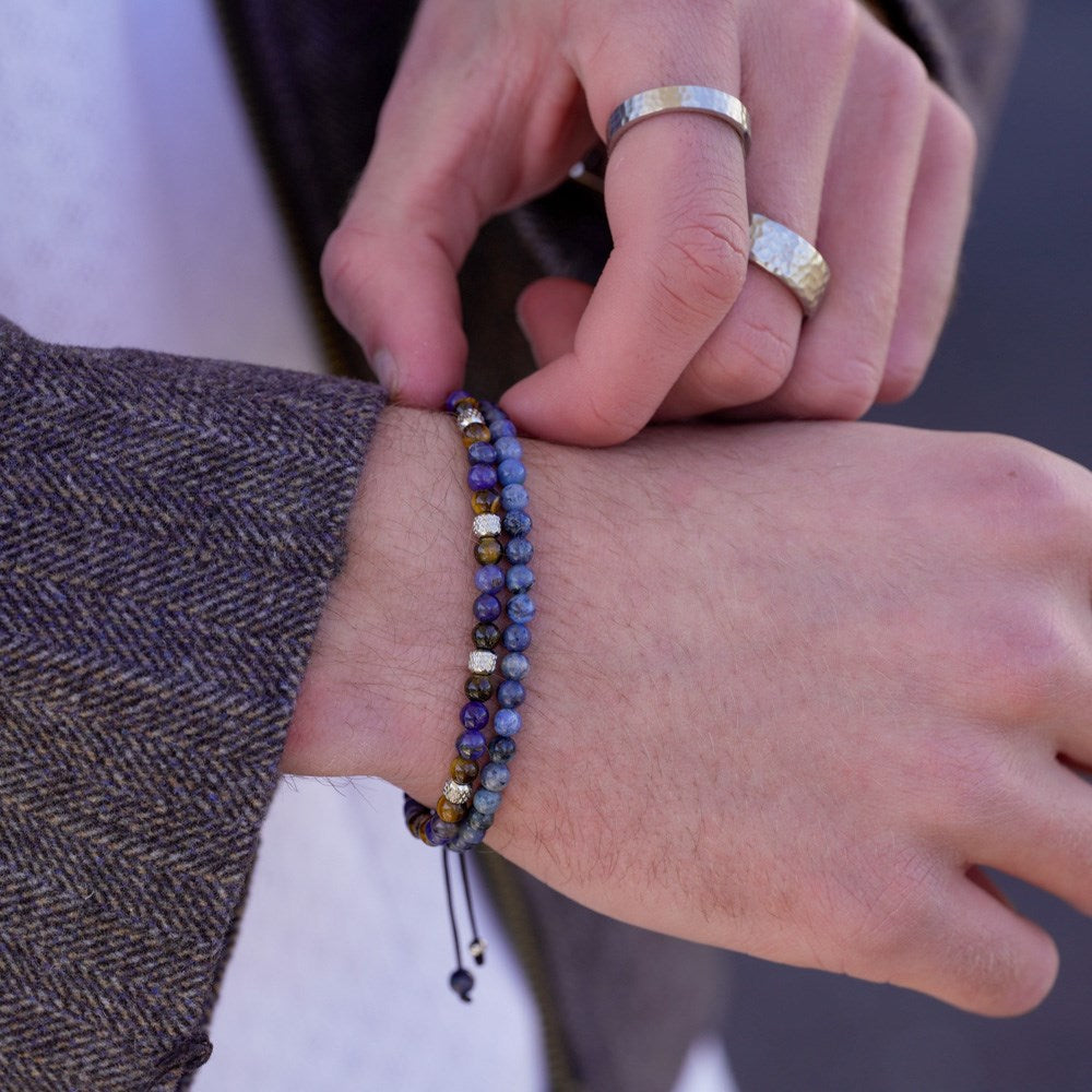 SON of NOA - Herrearmbånd med blå kvarts og stål båret af model