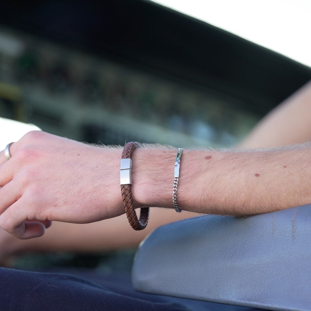 SON of NOA - Herrearmbånd i rustfrit stål 4,5 mm båret af model