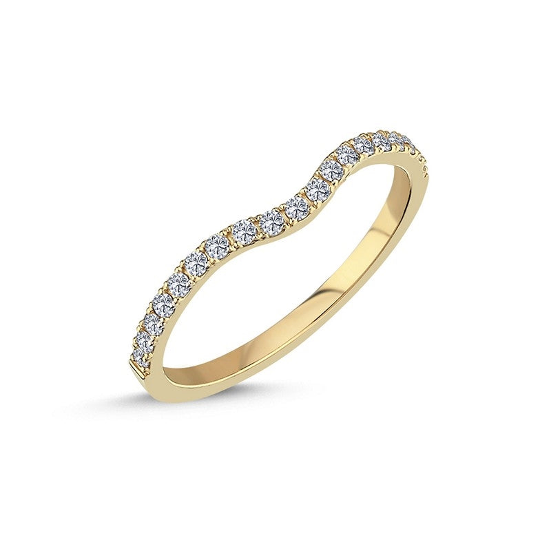 Combine alliancering fra Nuran er en elegant og let buet diamantring