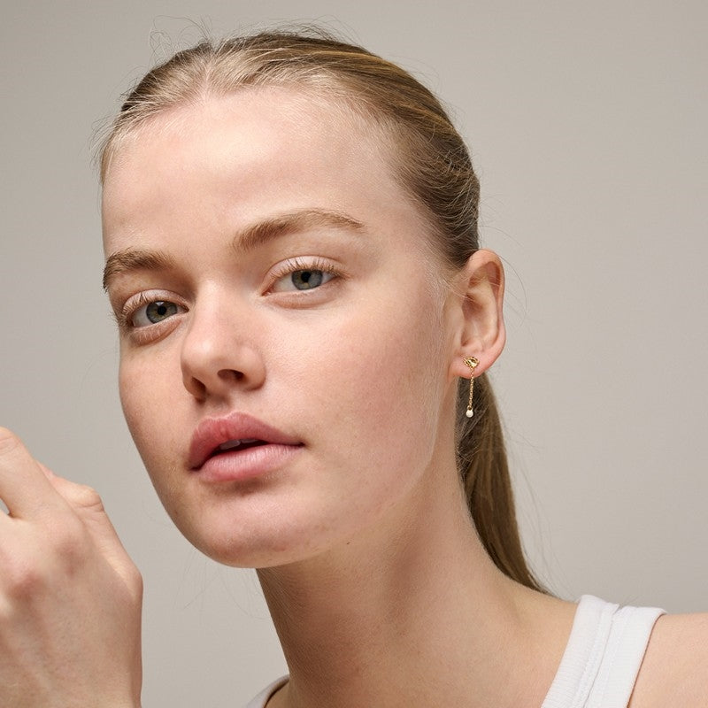 Lola Bold Daisy øreringe i forgyldt af Enamel, model