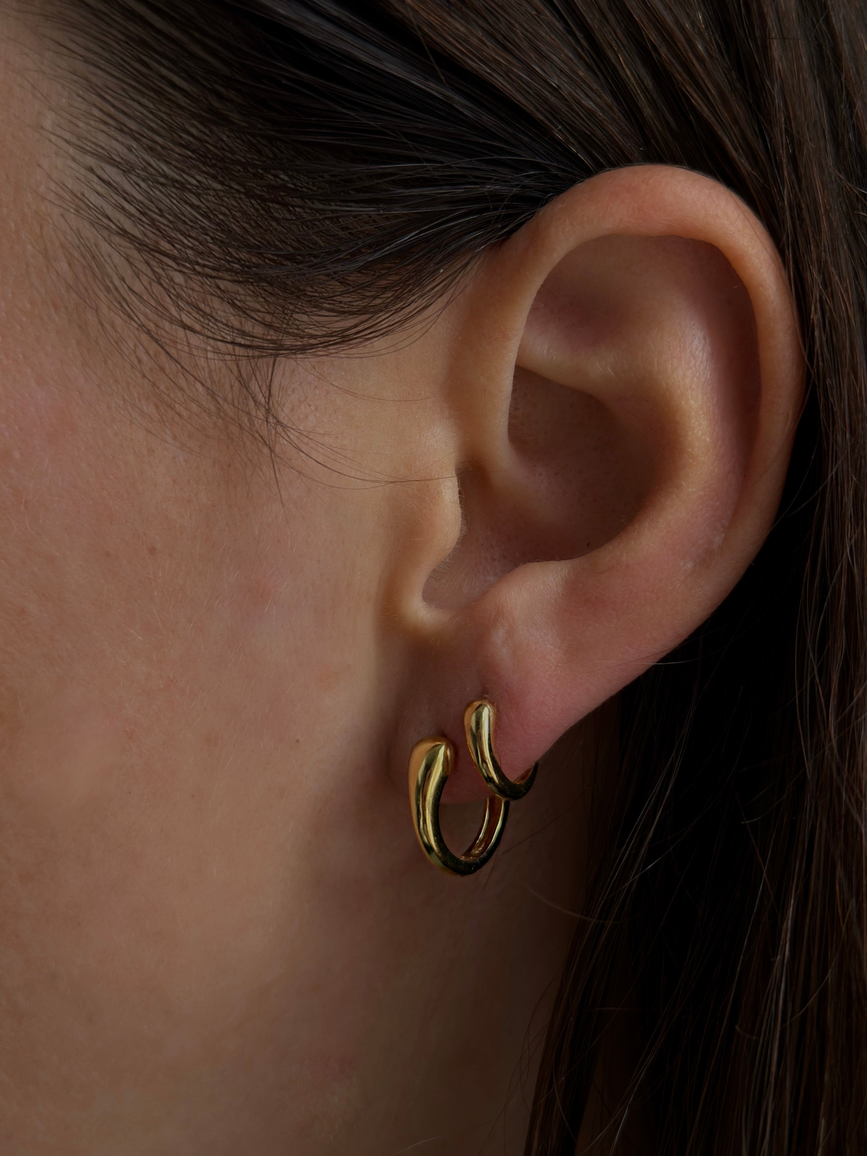 Pico Iris Petite hoops i forgyldt sølv - vist på model