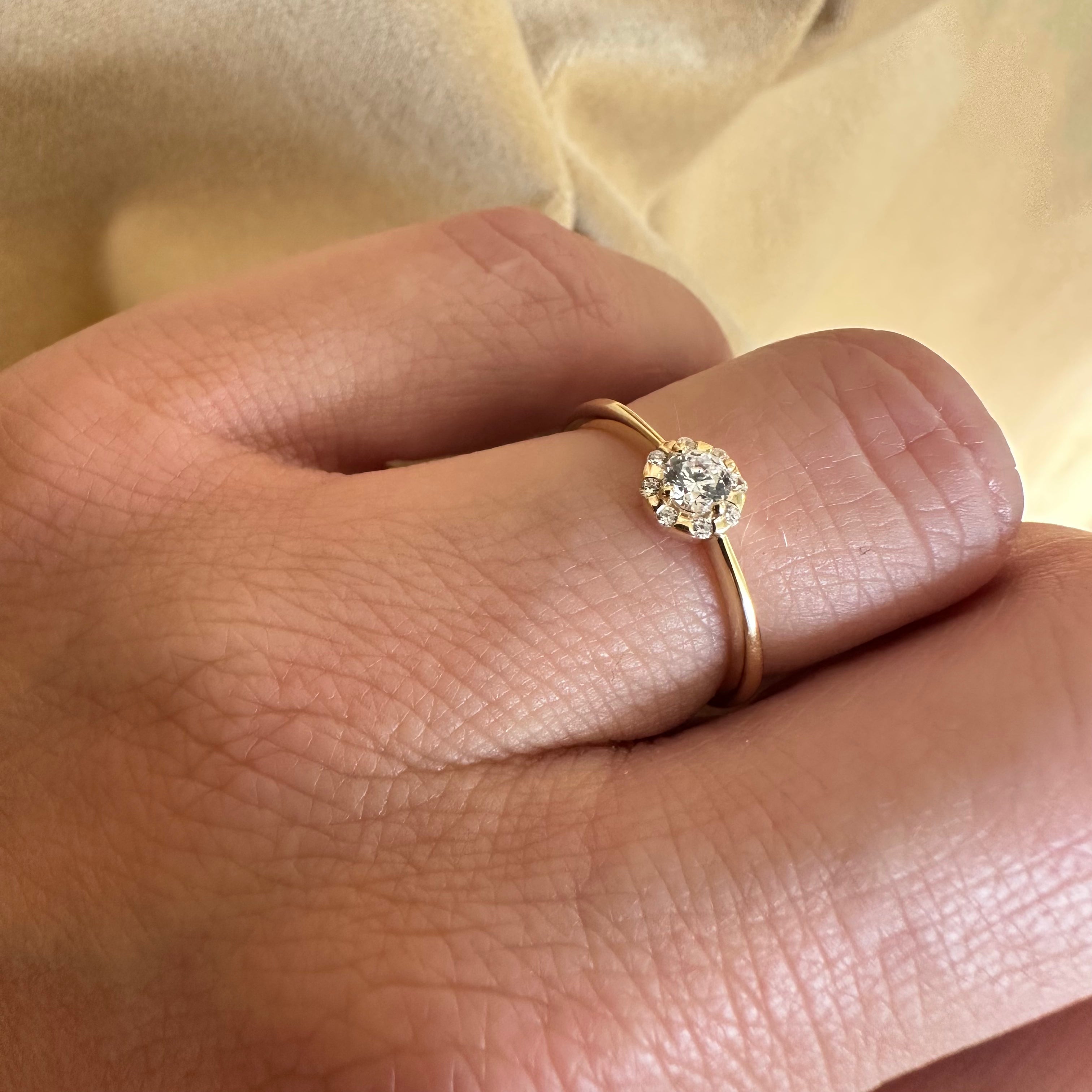 Halo ring i 8 kt guld med zirkonia