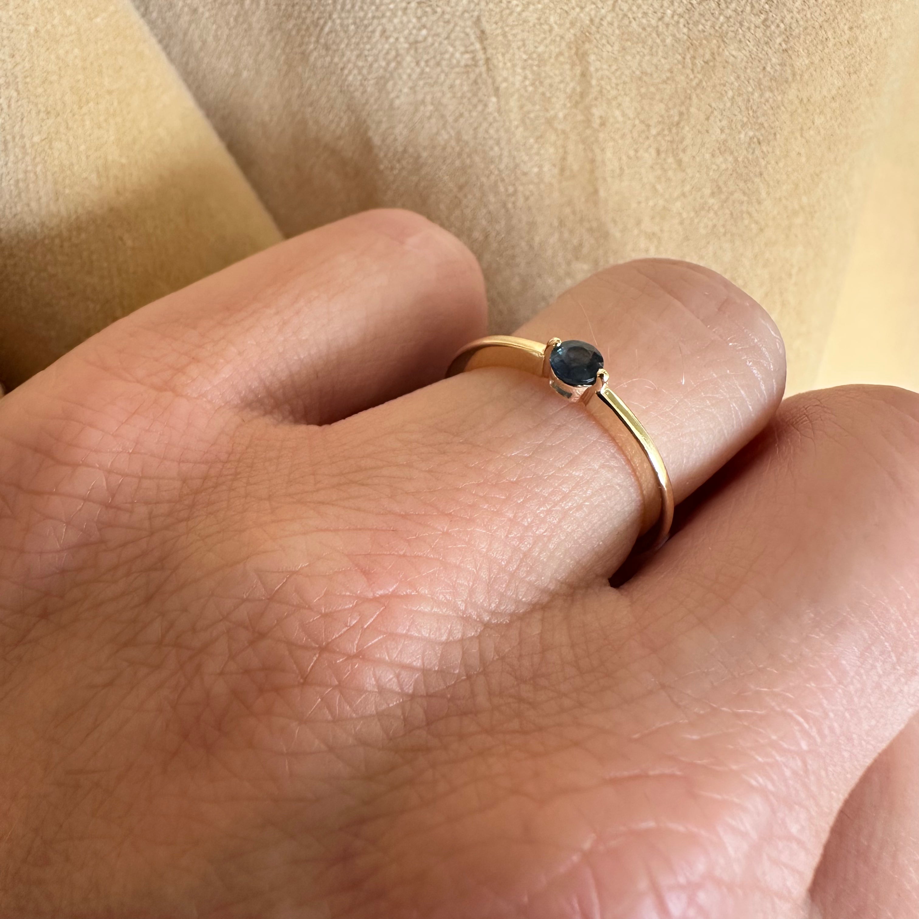 Ring i 8 kt guld med blå safir