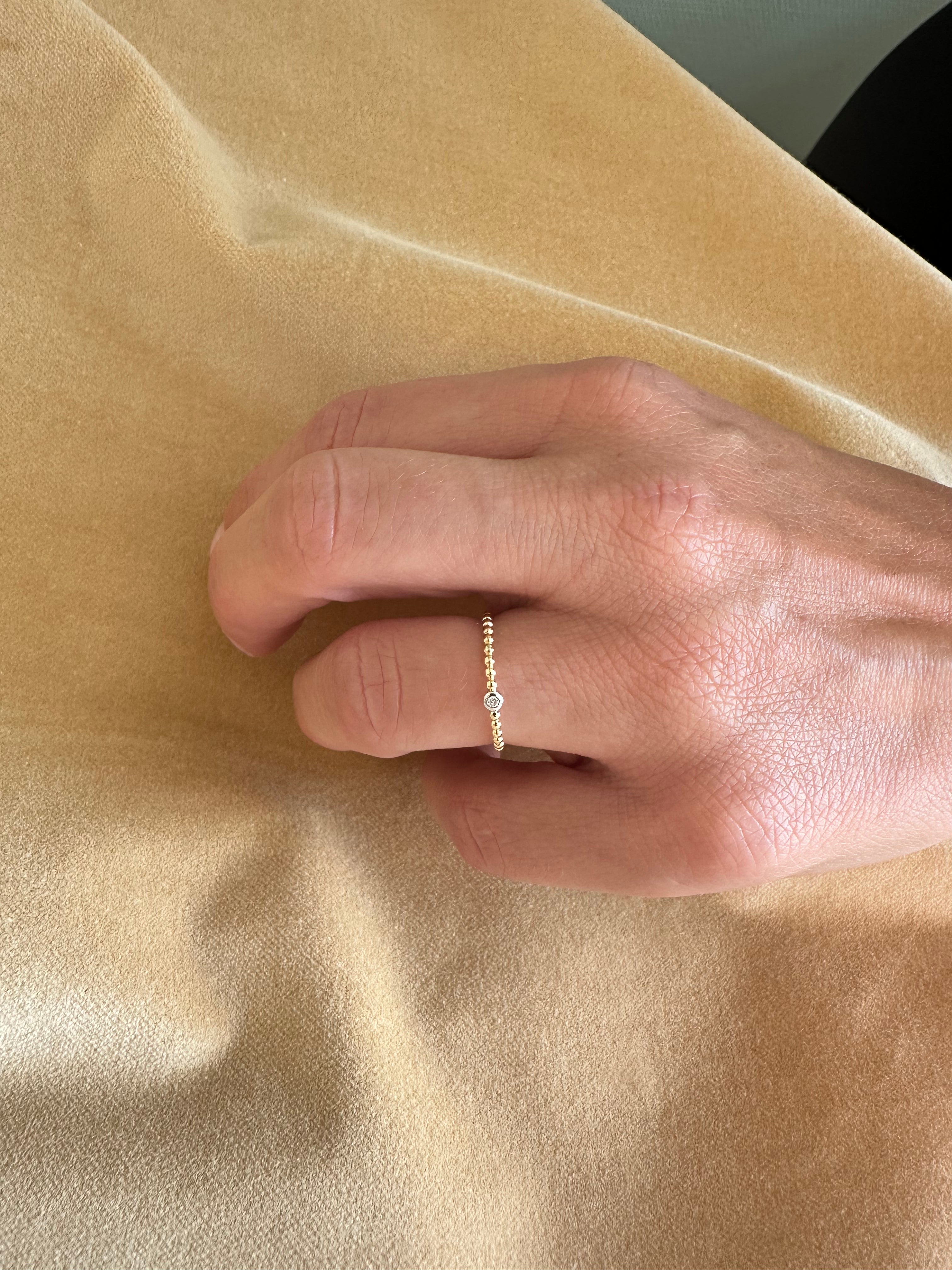 Kuglering i 14 kt guld med diamant 0,02 ct