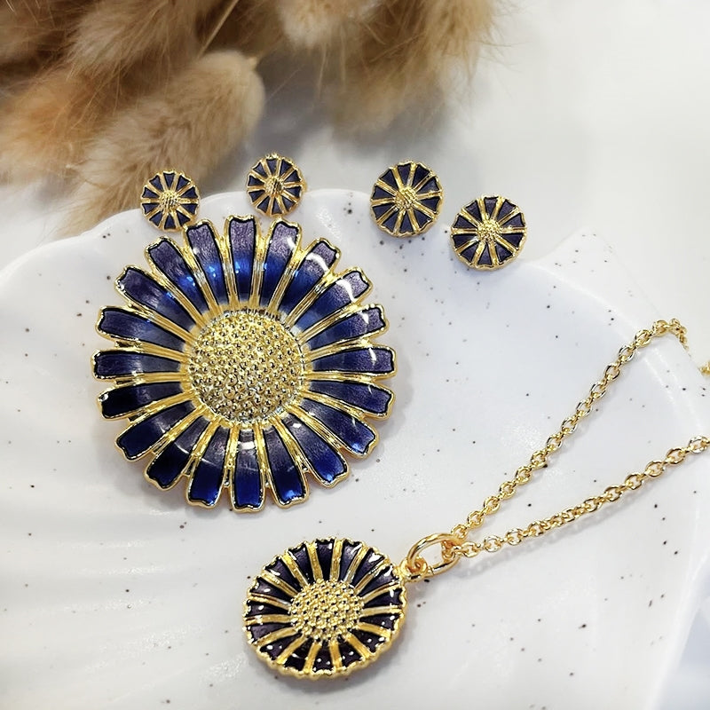 Dette marguerit collier med lilla emalje er et smukt og elegant smykke