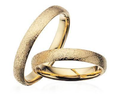 Vielsesringe i guld med rustik overflade og oval profil fra Scrouples – 3,5 mm