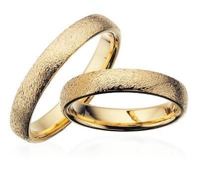 Vielsesringe i guld med rustik overflade og oval profil fra Scrouples