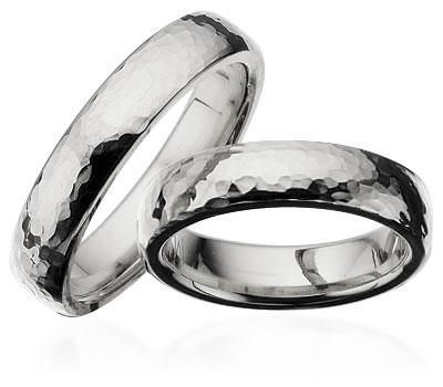 Scrouples vielsesringe i 14 kt. hvidguld med hamret overflade – 5 mm