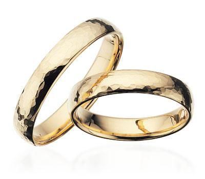 Vielsesringe i guld fra Scrouples med hamret overflade – 4 mm brede