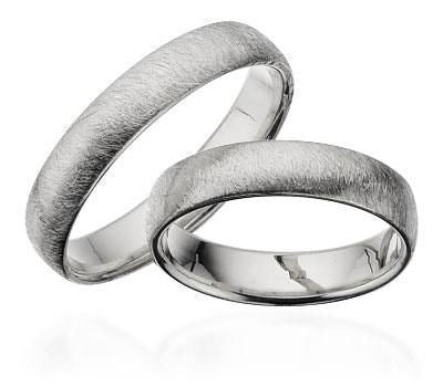 Vielsesringe i 14 kt. hvidguld med frostet overflade – 4,5 mm fra Scrouples