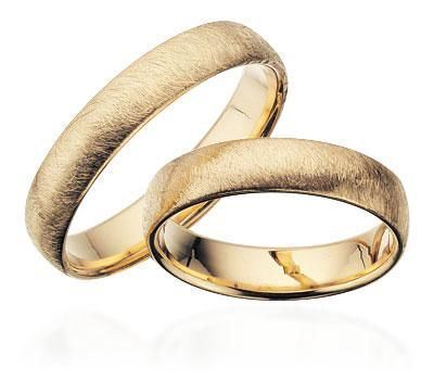 Vielsesringe i guld fra Scrouples med frostet overflade og 4,5 mm bredde