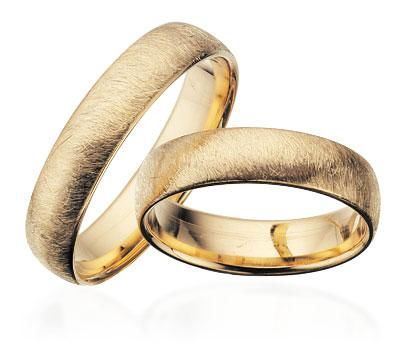 Vielsesringe i guld med frostet overflade fra Scrouples, 5 mm brede