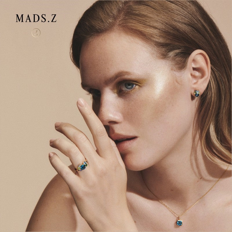 Mads Z Darling vedhæng i 14 kt guld med London blue topas – set fra siden