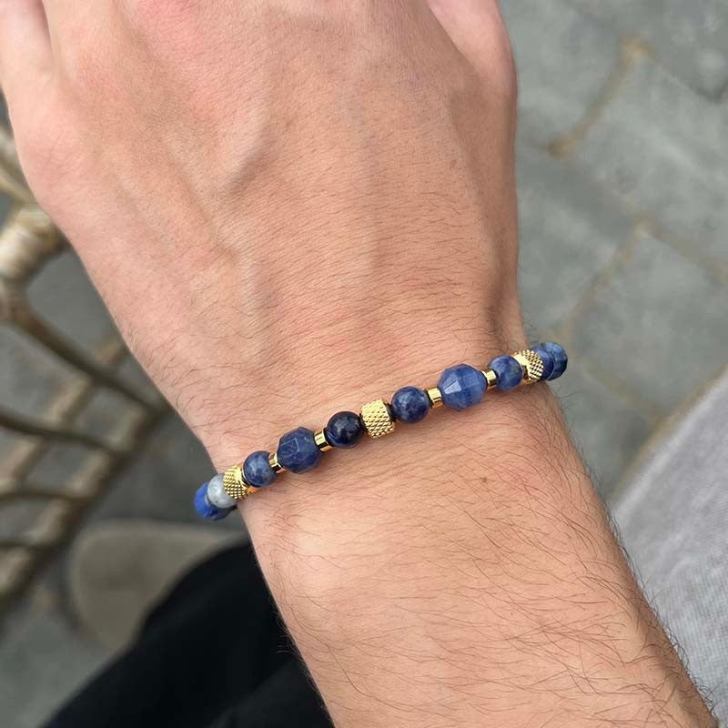 Rico's armbånd i forgyldt stål med perler i sodalit
