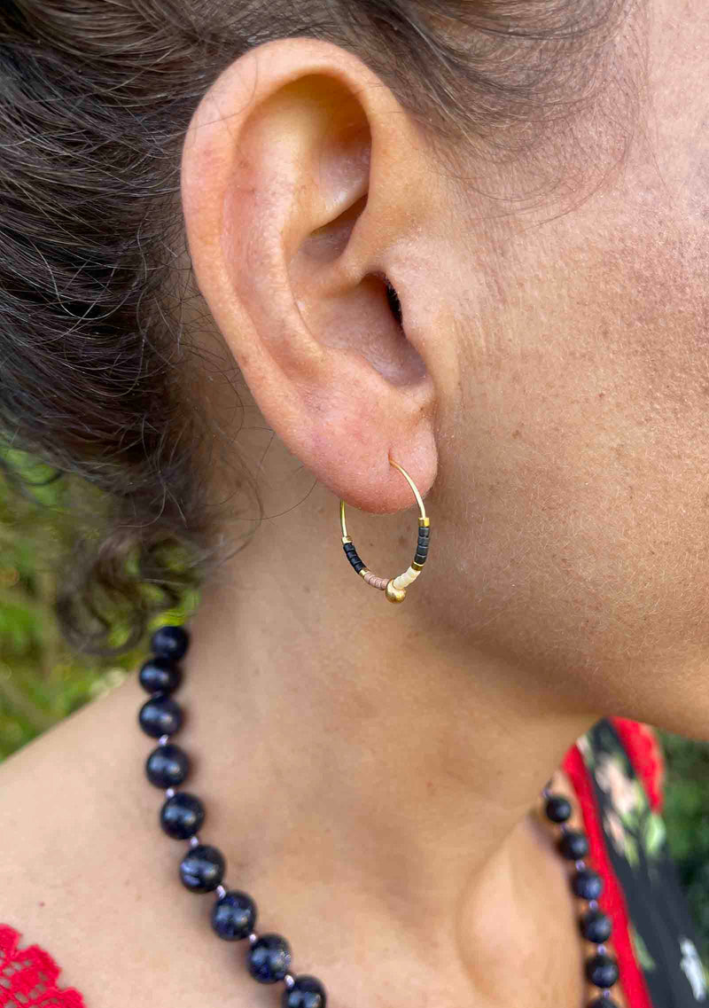 Nuni Regitze Black hoops i forgyldt sølv detalje