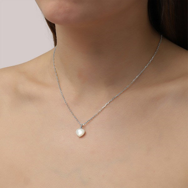 Small Souvenir Heart i sølv af Jane Kønig på model