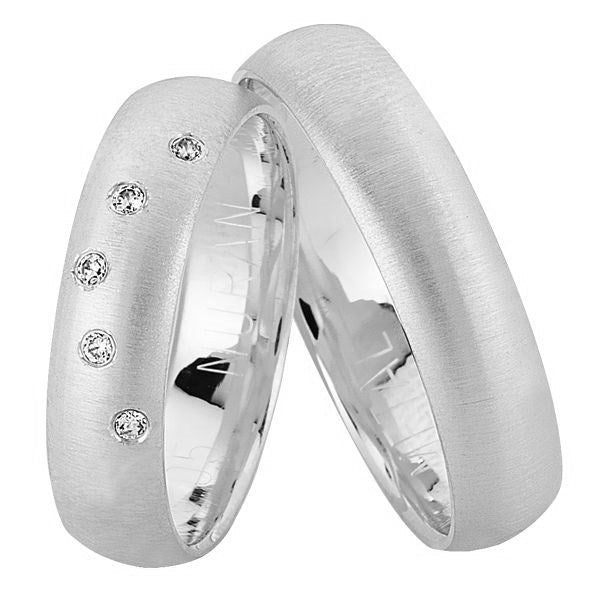 Nuran vielsesringe i 14 karat hvidguld med 5 brillanter i bue og børstet overflade