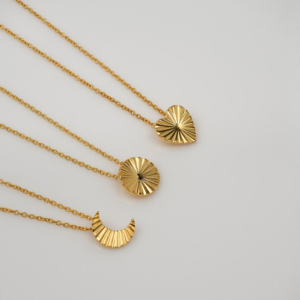Nordahl Jewellery - ACTOR52 forgyldt sølv halskæde m. hjerte vist sammen med øvrige smykker fra serien