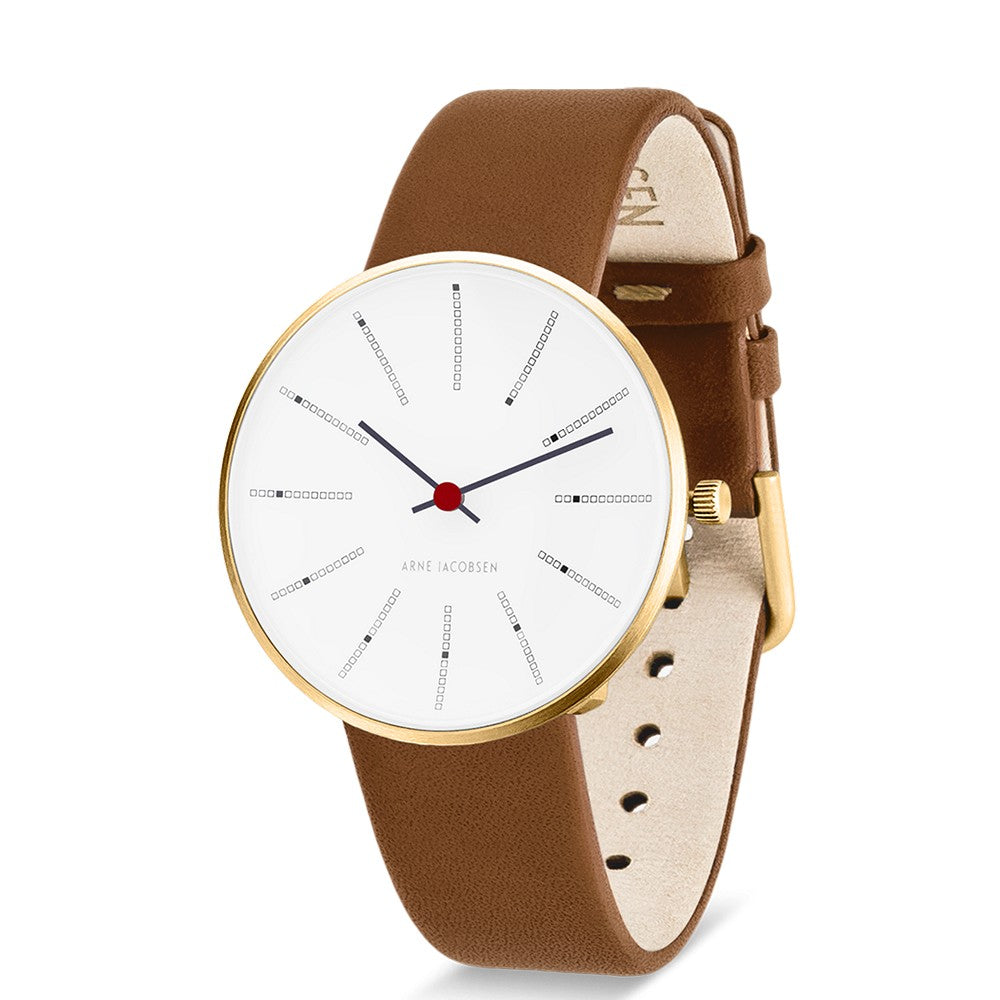 Arne Jacobsen Bankers armbåndsur Ø34 mm med brun pampas-læderrem, set fra siden i en vinkel