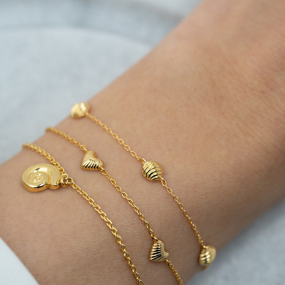 Nordahl Jewellery - BREEZE52 armbånd i forgyldt sølv m. hjerter vist på model
