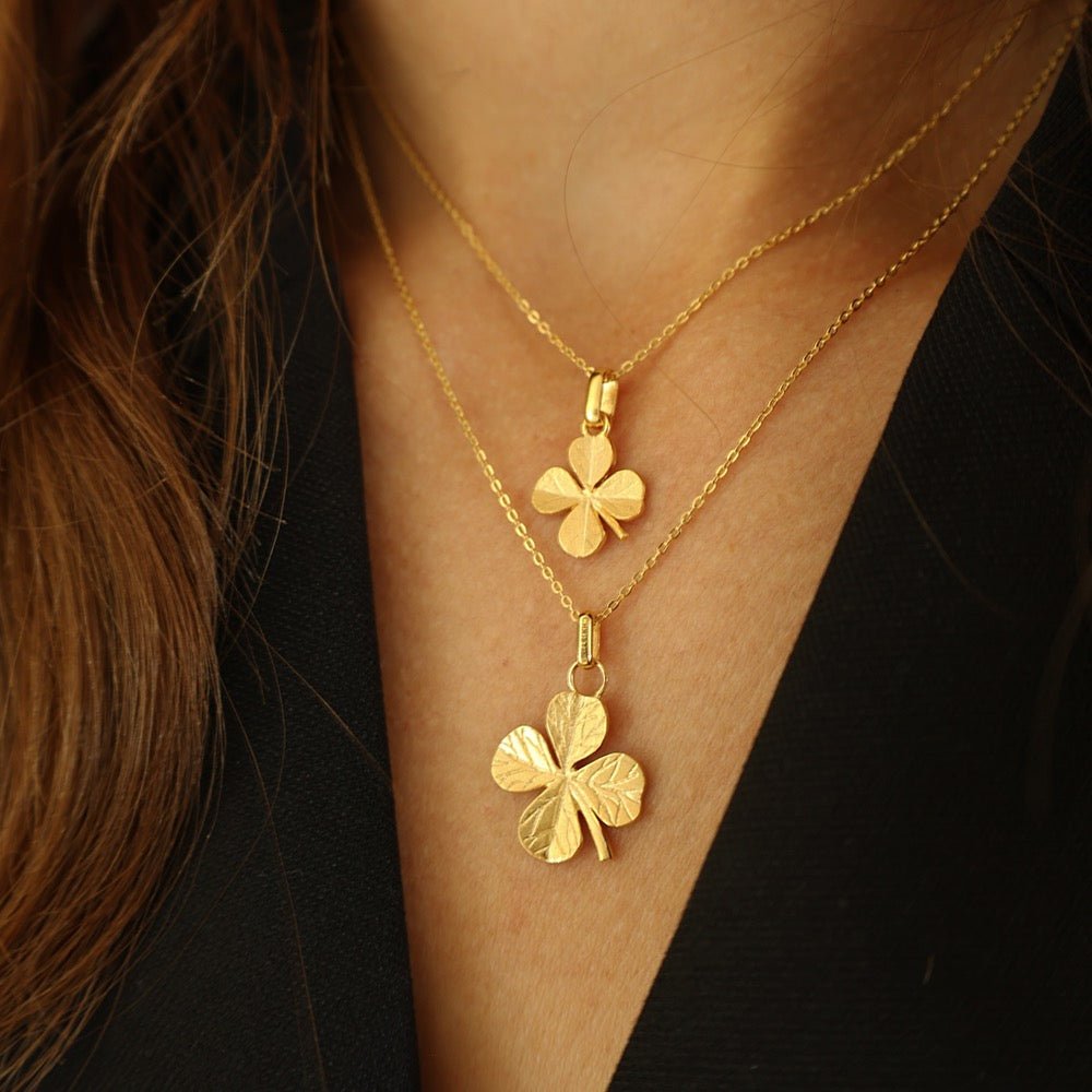 Christina Big Four Leaf Clover vedhæng i forgyldt sølv båret på model