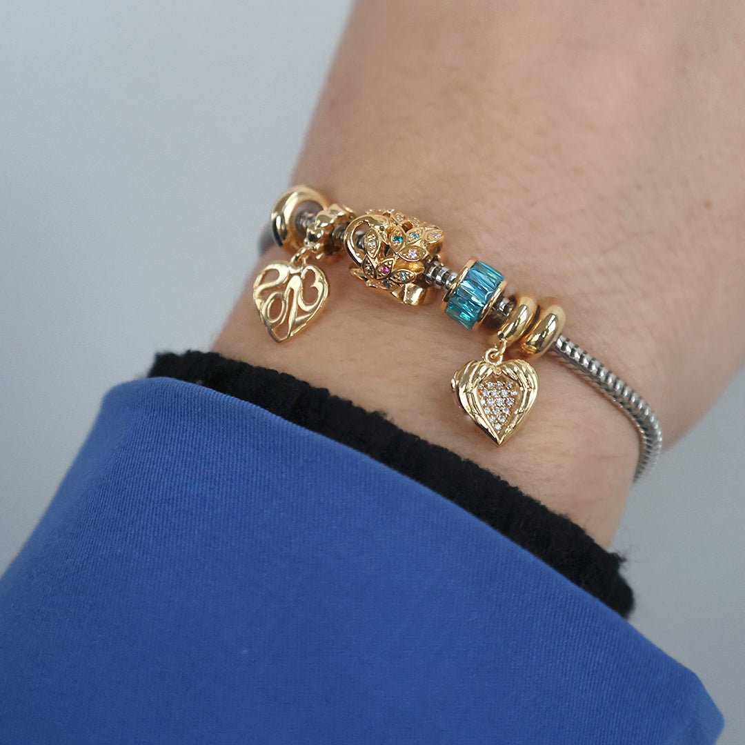 Christina Blue Baguette charm i forgyldt sølv med zirkonia til sølvarmbånd båret på model