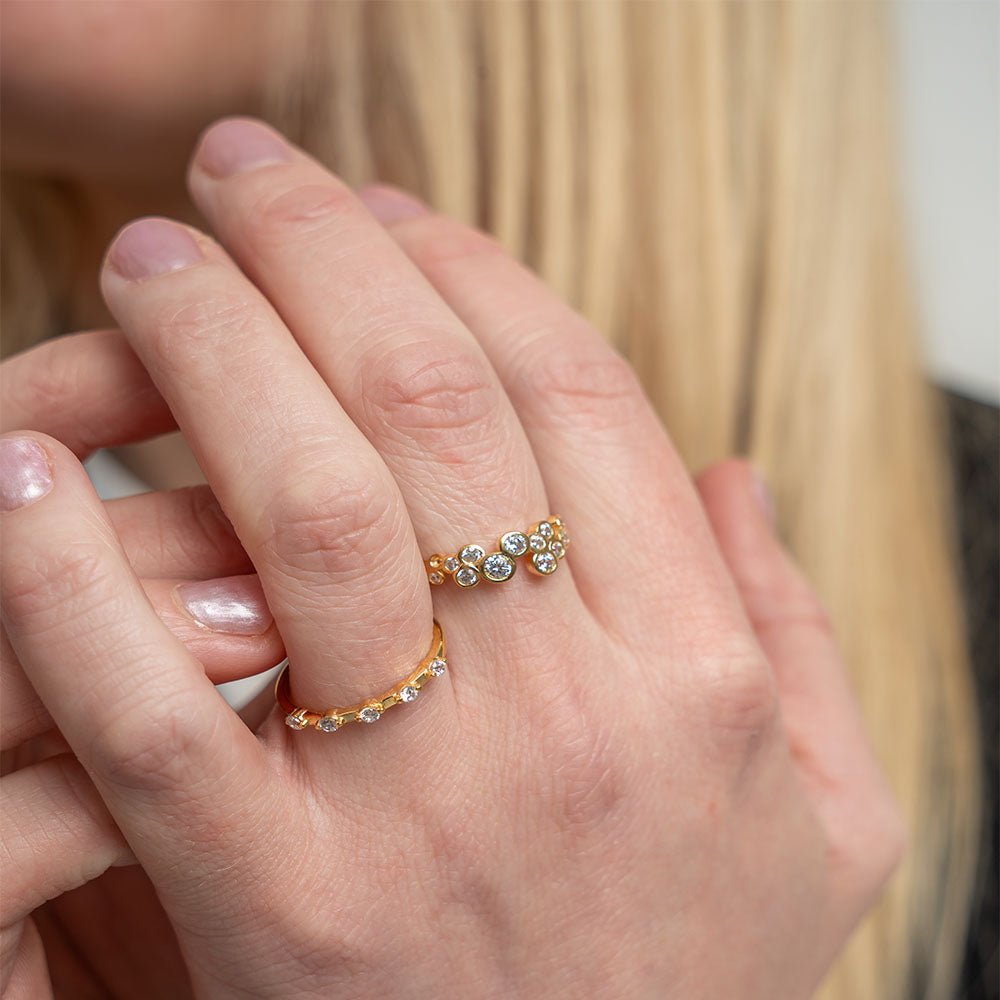 Christina Bubbles ring i forgyldt sølv med zirkonia båret på model