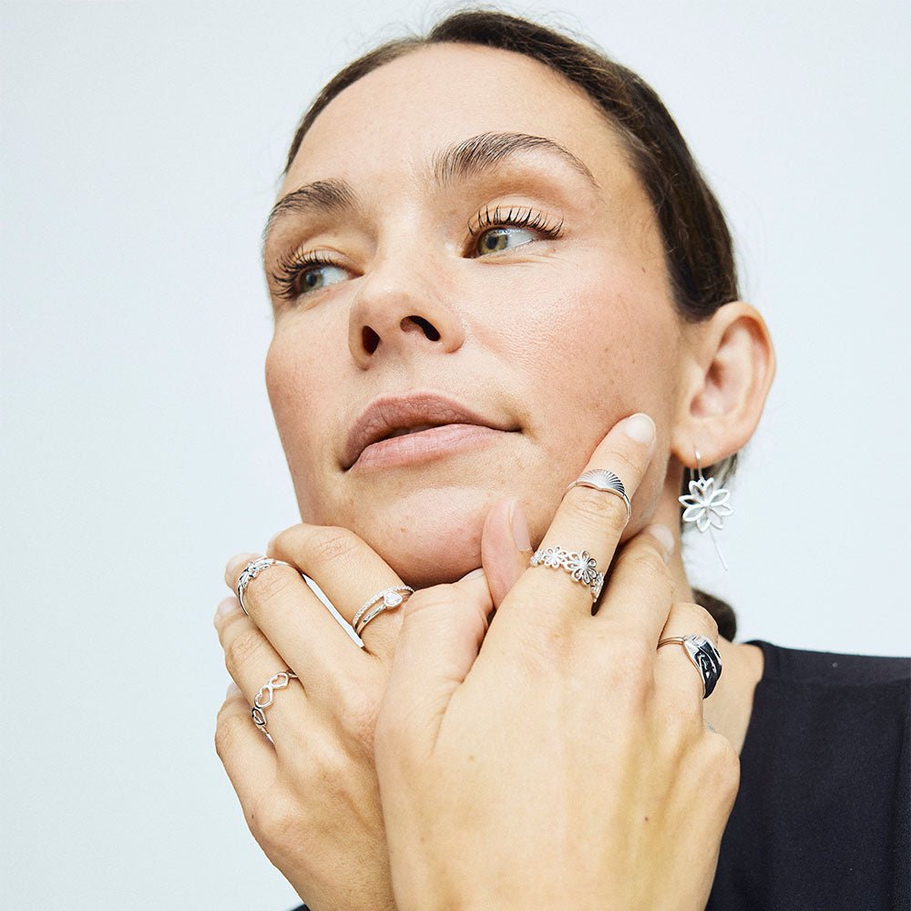 Christina Flower Heaven ring i sølv båret på model