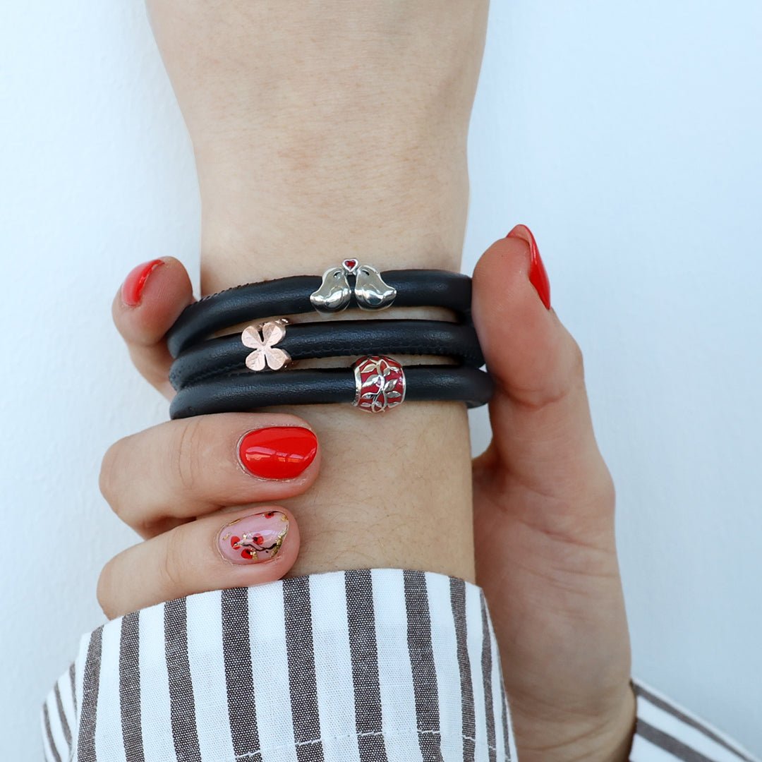 Christina Four Leaf Clover charm i rosa forgyldt sølv til læderarmbånd båret på model