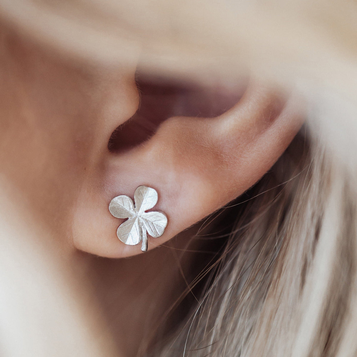 Christina Four Leaf Clover øreringe i sølv båret på model