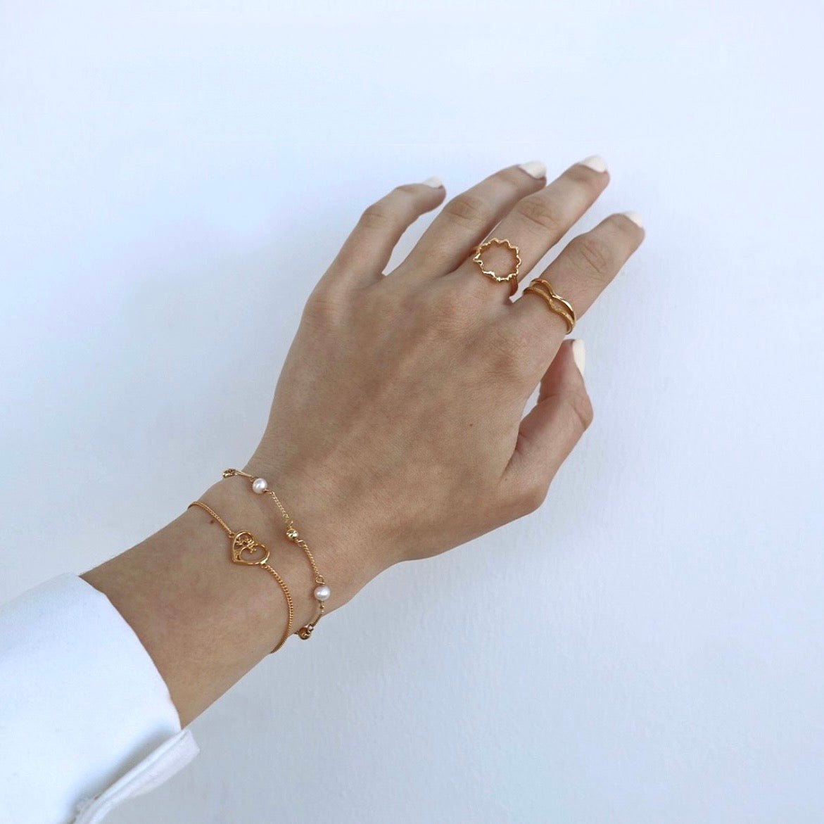 Christina Fresh Water Pearl armbånd i forgyldt sølv med perler båret på model