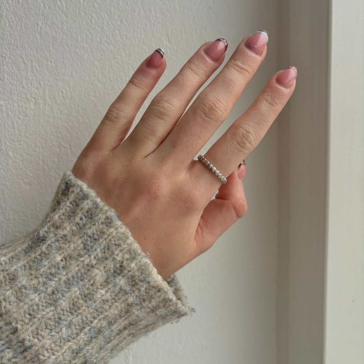 Christina Hearts ring i sølv båret på model
