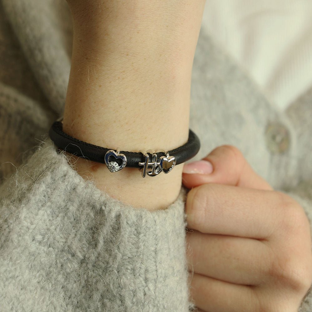 Christina Marguerit Love charm i sølv med zirkonia til læderarmbånd båret på model