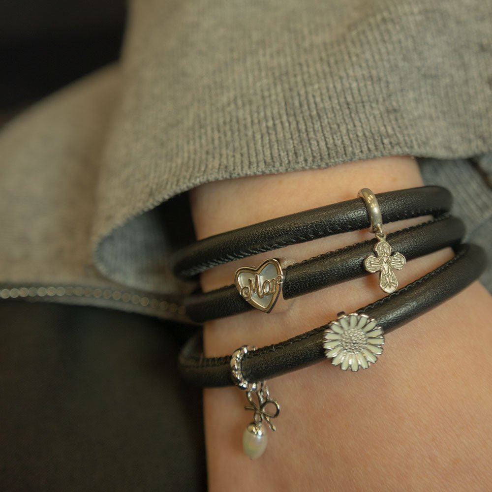 Christina Marguerit charm i sølv til læderarmbånd båret på model